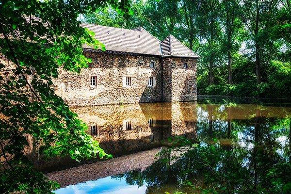 water-castle-with-reflection-pond-medieval-house-graven-germany